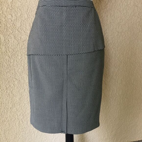 The Limited Black and White Size‎ 2 - Picture 4 of 7